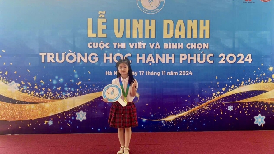 'Mây Lang Thang đi học': Bài thơ của cô bé nghị lực lọt Top 10 tác phẩm 'Trường học hạnh phúc'