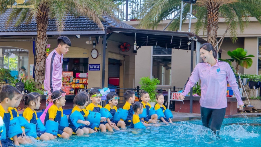 Truyền cảm hứng bơi lội, Ánh Viên tham gia dạy bơi miễn phí cho trẻ em