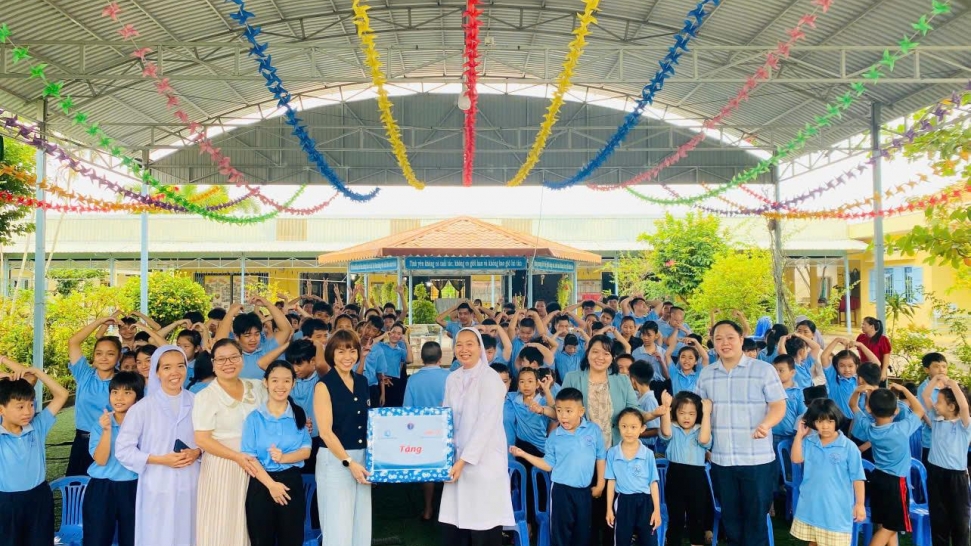 Trao tặng trị giá gần 450 triệu đồng cho gần 1.400 trẻ em có hoàn cảnh khó khăn An Giang và Cà Mau