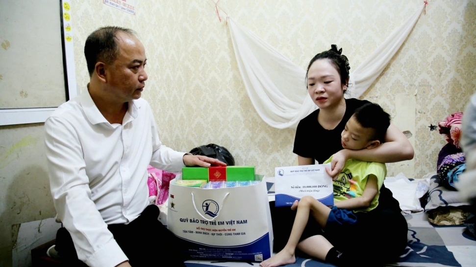 Tặng quà trẻ em có hoàn cảnh đặc biệt khó khăn tỉnh Quảng Ninh