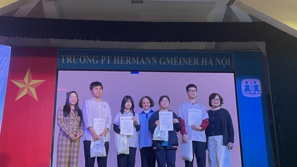 Trao giấy chứng nhận và quà tặng cho trẻ em tham gia “Sáng kiến trẻ em” 2025