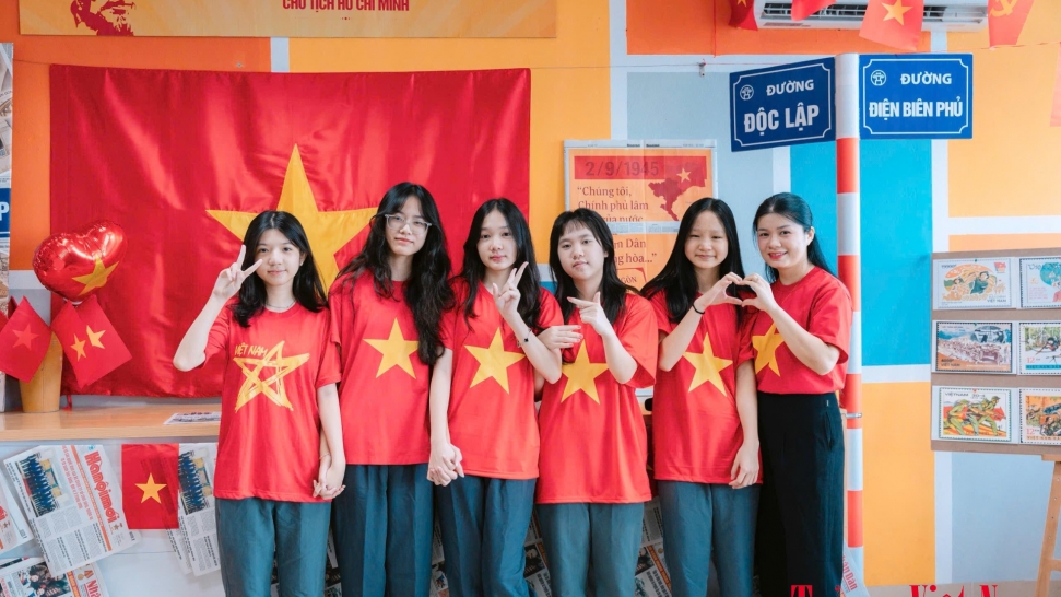 Học sinh lớp 9A0 Trường THCS Kim Giang và “tuyên ngôn yêu nước” bằng màu cờ Tổ quốc